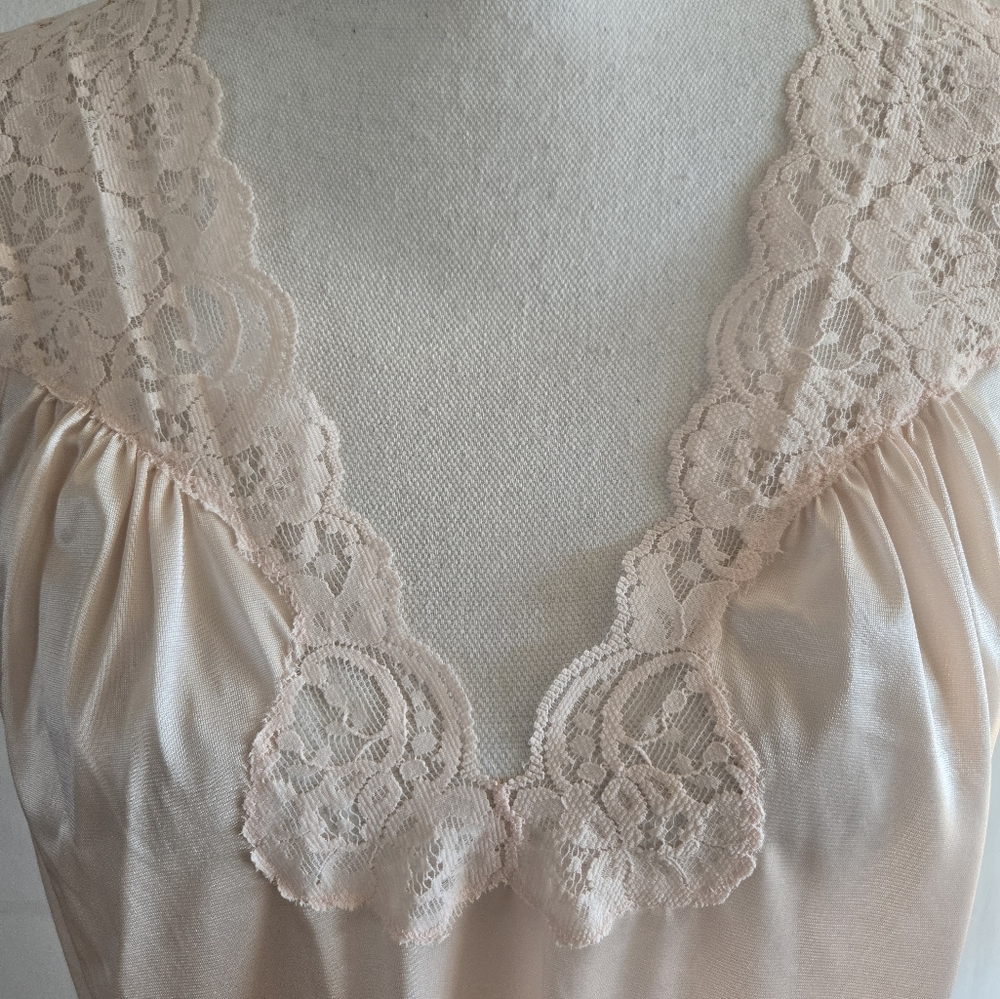 Dead Stock  Vintage Vanity Fair Pale Pink Lace Satin Night gown knee Length